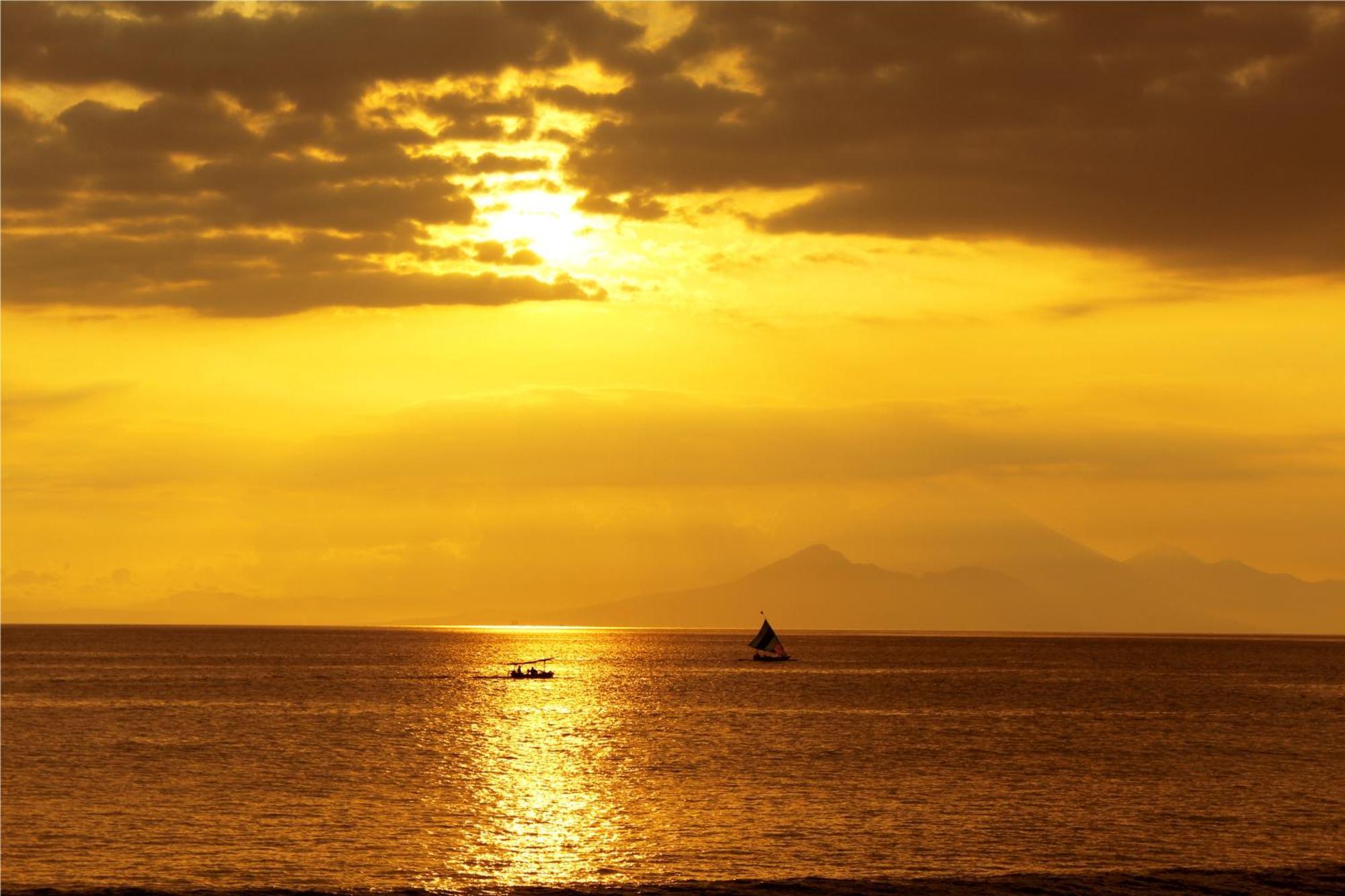 Mangsit Suites By Holiday Resort Lombok Экстерьер фото